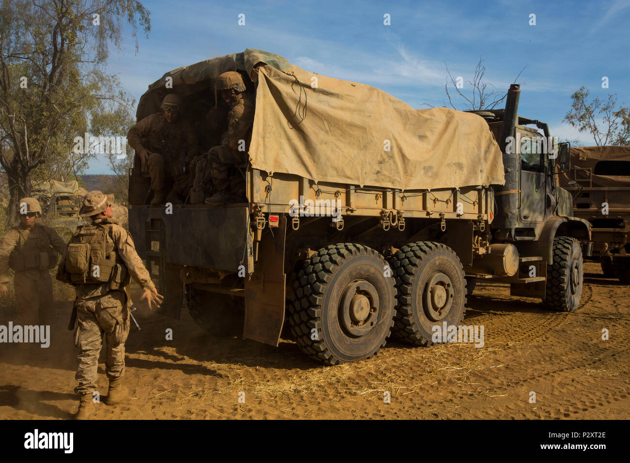 Marines par 92e régiment d'infanterie, les Forces armées françaises Nouvelle Calédonie (AFCN), arriver à la Force de rotation maritime - Darwin, (MRF-D) zone de rassemblement à Bradshaw La formation sur le terrain, Territoire du Nord, Australie, le 9 août 2016. Koolendong est un véhicule amphibie et d'exercice de tir réel conçu pour accroître l'interopérabilité entre le Corps des Marines des États-Unis et l'Australian Defence Force. (U.S. Marine Corps photo par le Cpl. Jordan D. Walker) Banque D'Images