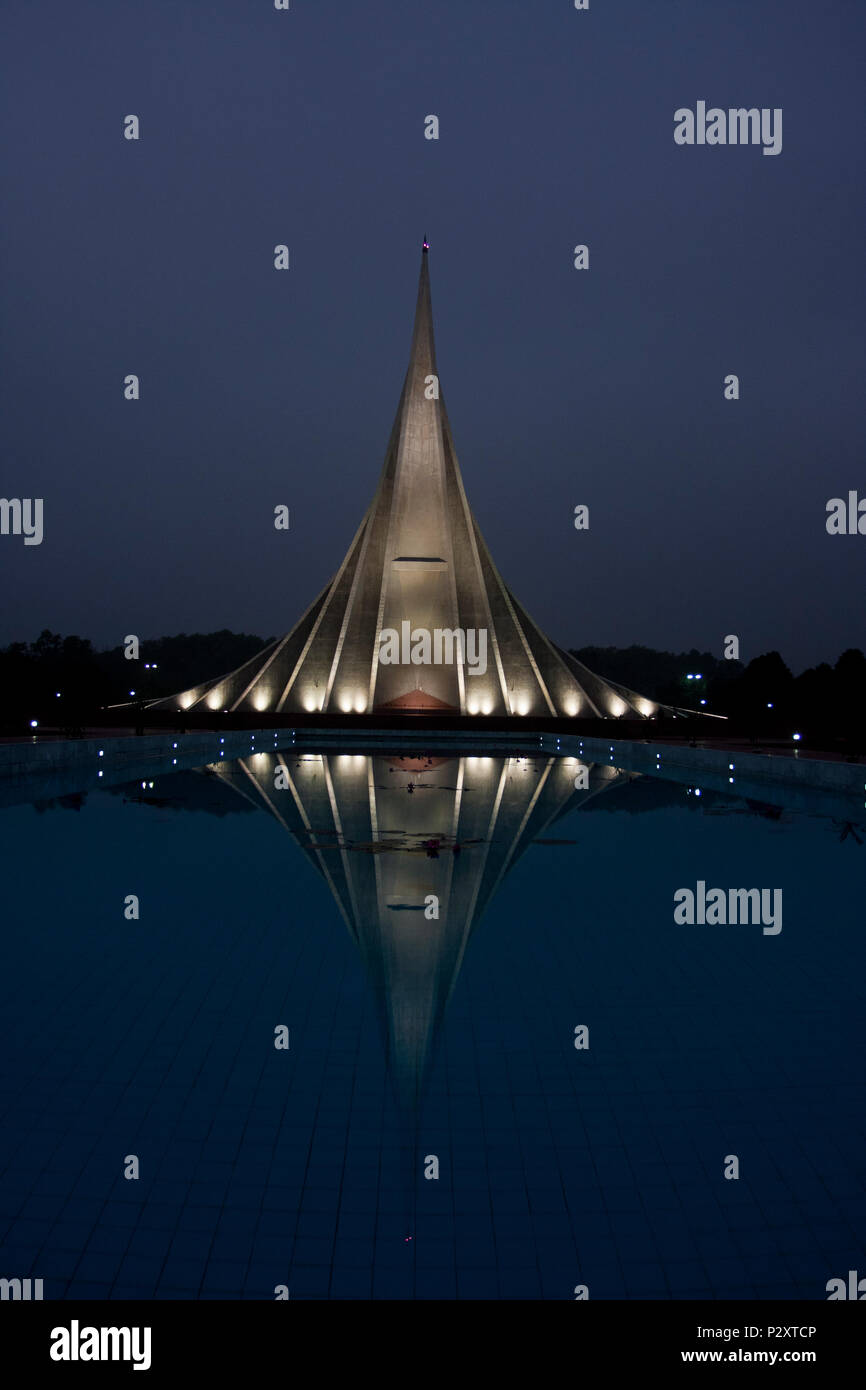 Le National Memorial Tower ou Jatiya Smriti Shoudha à Savar, à 20 km de Dhaka, en mémoire de ceux qui ont sacrifié leur vie au cours de la libération Banque D'Images