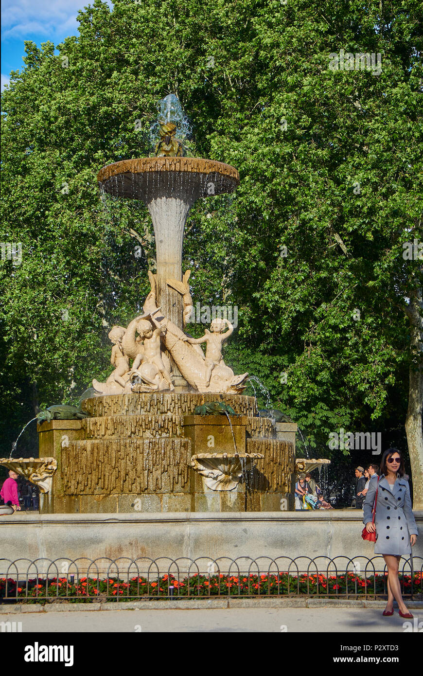 Les gens autour de la Fuente de los Fontaine Galapagos dans le Parque del Buen Retiro de Madrid, Espagne. Banque D'Images Les gens autour de la Fuente de los Fontaine Galapagos dans le Parque del Buen Retiro de Madrid, Espagne. Banque D'Images