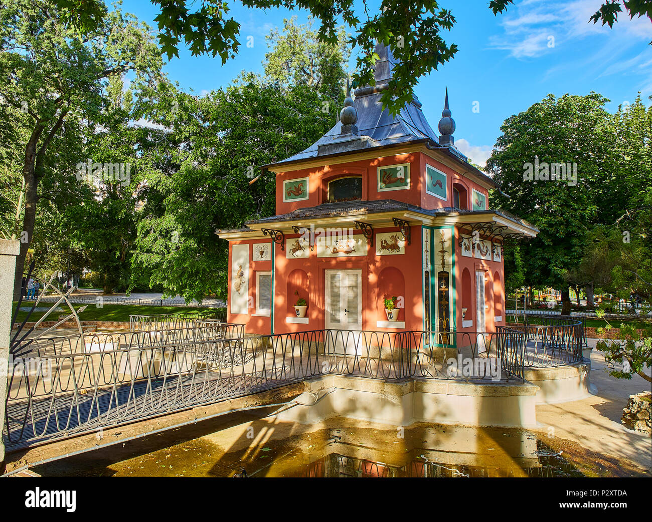 Madrid, Espagne - 10 juin 2018. La Casita del Pescador (cottage) Pêcheur au coucher du soleil dans le Parque del Buen Retiro de Madrid, Espagne. Banque D'Images