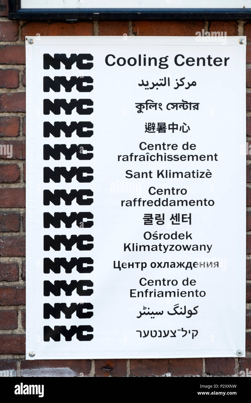Un signe en 13 langues à l'extérieur de la maison de Greenwich dans NYC indiquant que le bâtiment est un centre de refroidissement pour les personnes sans climatisation. Banque D'Images