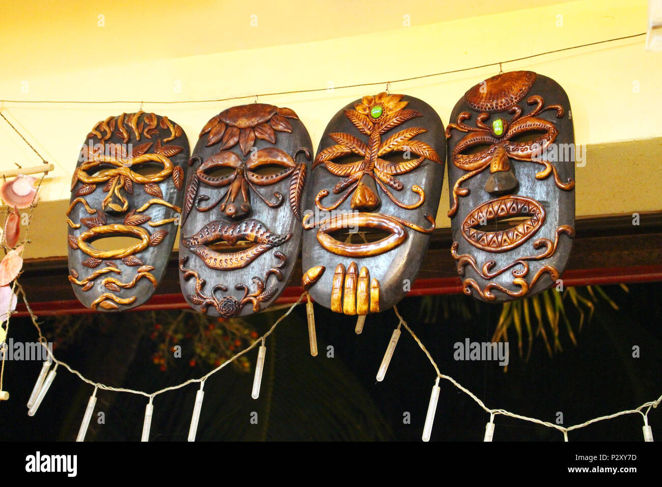 Les masques en bois tribal Banque D'Images