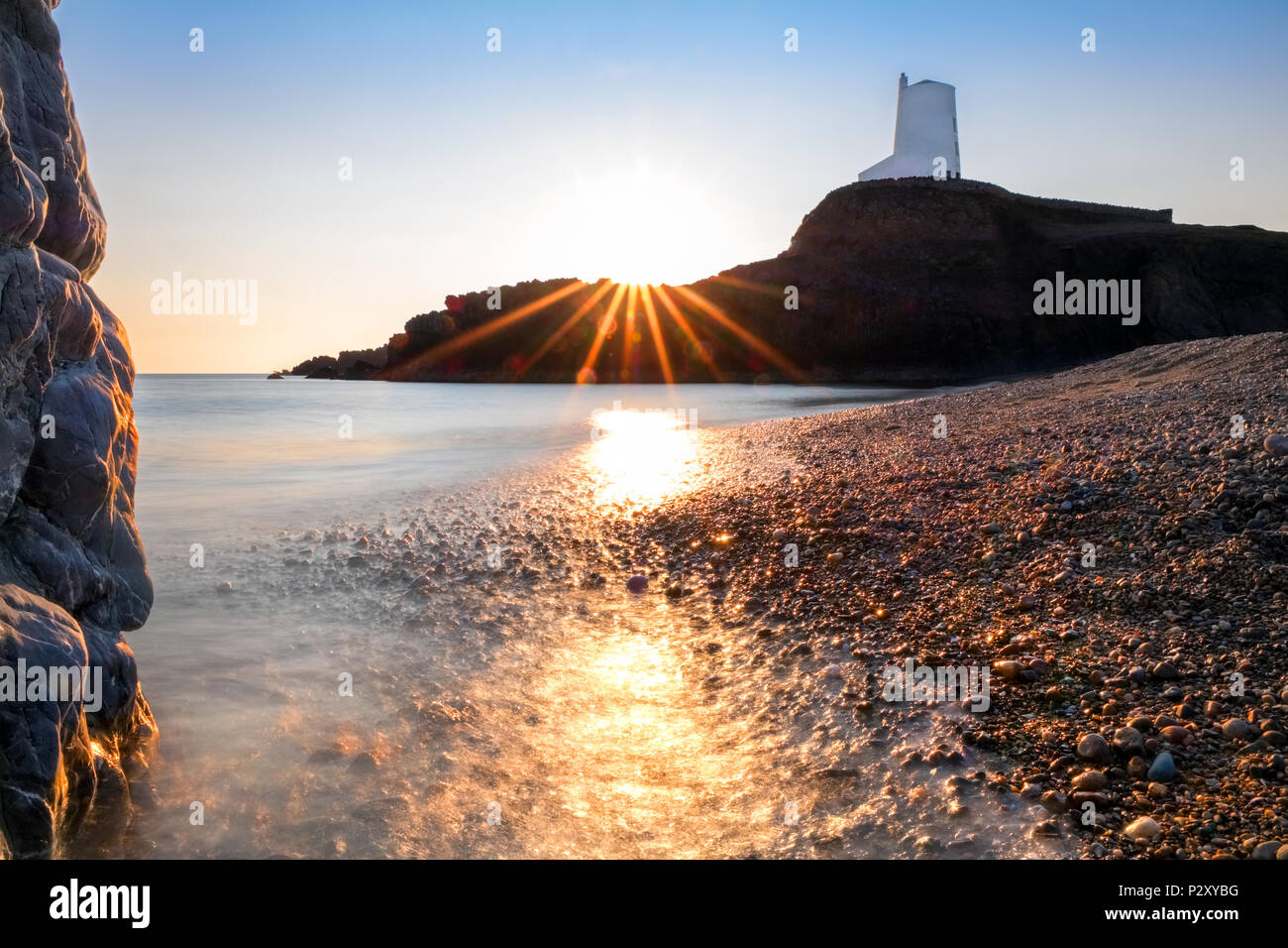 Au coucher du soleil sur l'île Llanddwyn Newborough près de l'extrémité sud-ouest de l'île d'Anglesey, au Pays de Galles, Royaume-Uni Banque D'Images