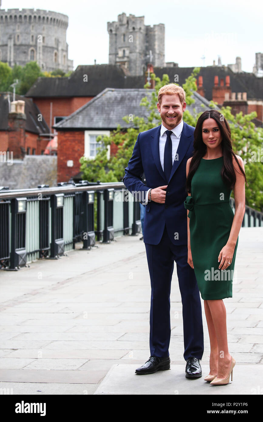 Les modèles de cire de Madame Tussaud de prince Harry et Meghan Markle posent avec les touristes sur pont de Windsor avant leur mariage le samedi comprend : le prince Harry et Meghan Markle waxworks Où : Windsor, Royaume-Uni Quand : 16 mai 2018 Crédit : John Rainford/WENN.com Banque D'Images
