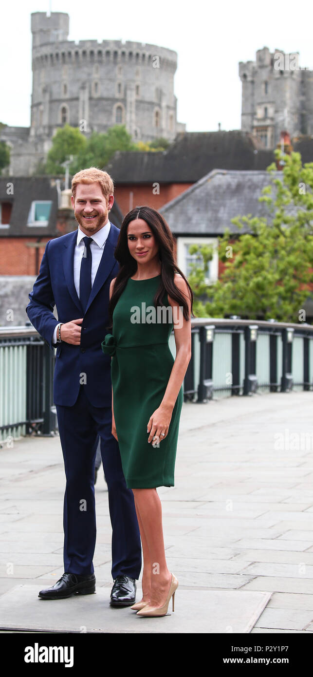 Les modèles de cire de Madame Tussaud de prince Harry et Meghan Markle posent avec les touristes sur pont de Windsor avant leur mariage le samedi comprend : le prince Harry et Meghan Markle waxworks Où : Windsor, Royaume-Uni Quand : 16 mai 2018 Crédit : John Rainford/WENN.com Banque D'Images