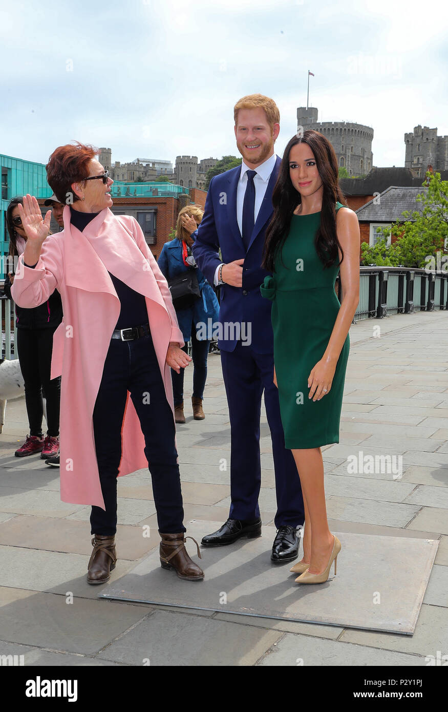 Les modèles de cire de Madame Tussaud de prince Harry et Meghan Markle posent avec les touristes sur pont de Windsor avant leur mariage le samedi comprend : le prince Harry et Meghan Markle waxworks Où : Windsor, Royaume-Uni Quand : 16 mai 2018 Crédit : John Rainford/WENN.com Banque D'Images