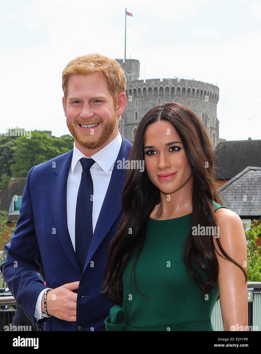 Les modèles de cire de Madame Tussaud de prince Harry et Meghan Markle posent avec les touristes sur pont de Windsor avant leur mariage le samedi comprend : le prince Harry et Meghan Markle waxworks Où : Windsor, Royaume-Uni Quand : 16 mai 2018 Crédit : John Rainford/WENN.com Banque D'Images