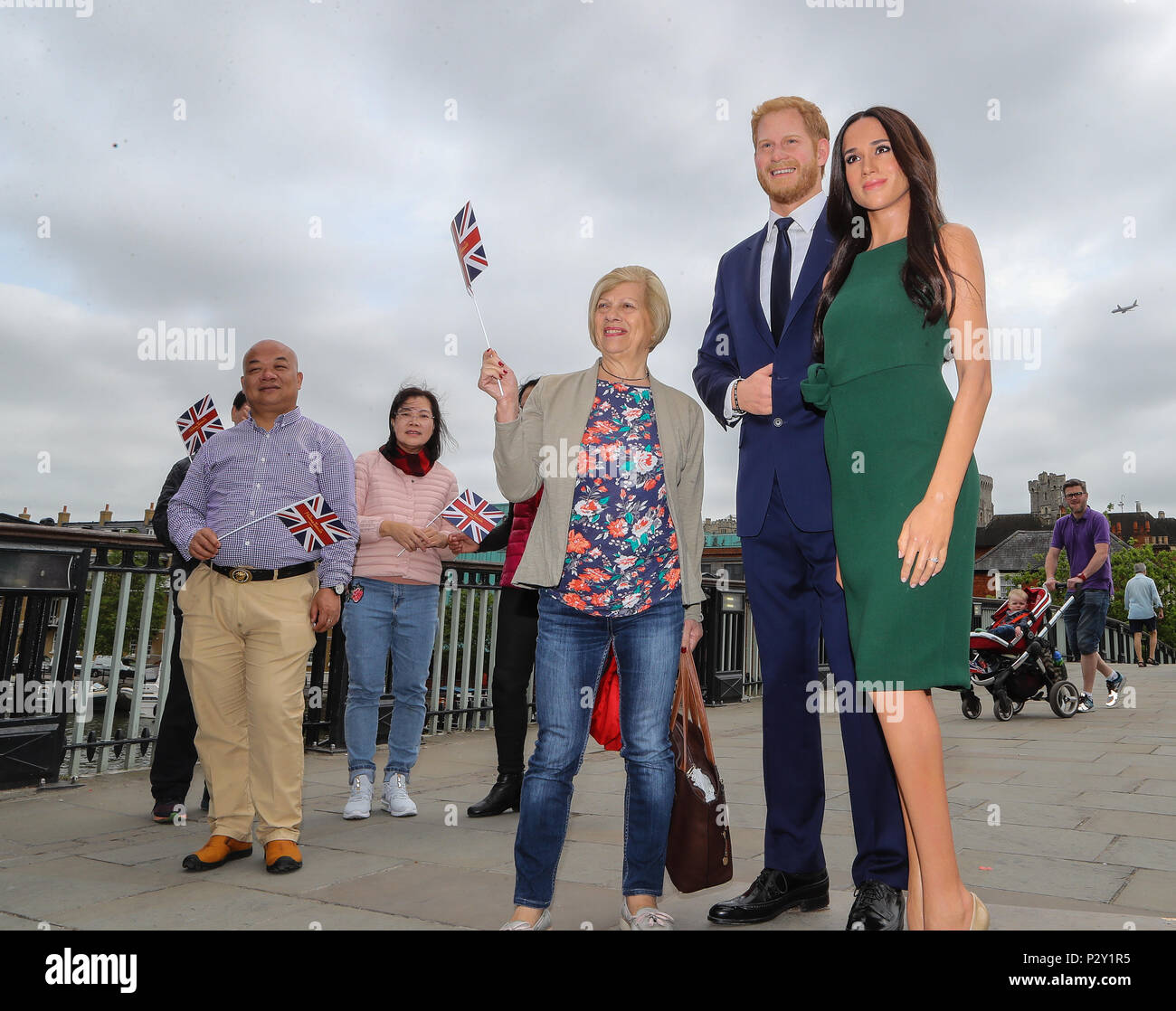 Les modèles de cire de Madame Tussaud de prince Harry et Meghan Markle posent avec les touristes sur pont de Windsor avant leur mariage le samedi comprend : le prince Harry et Meghan Markle waxworks Où : Windsor, Royaume-Uni Quand : 16 mai 2018 Crédit : John Rainford/WENN.com Banque D'Images