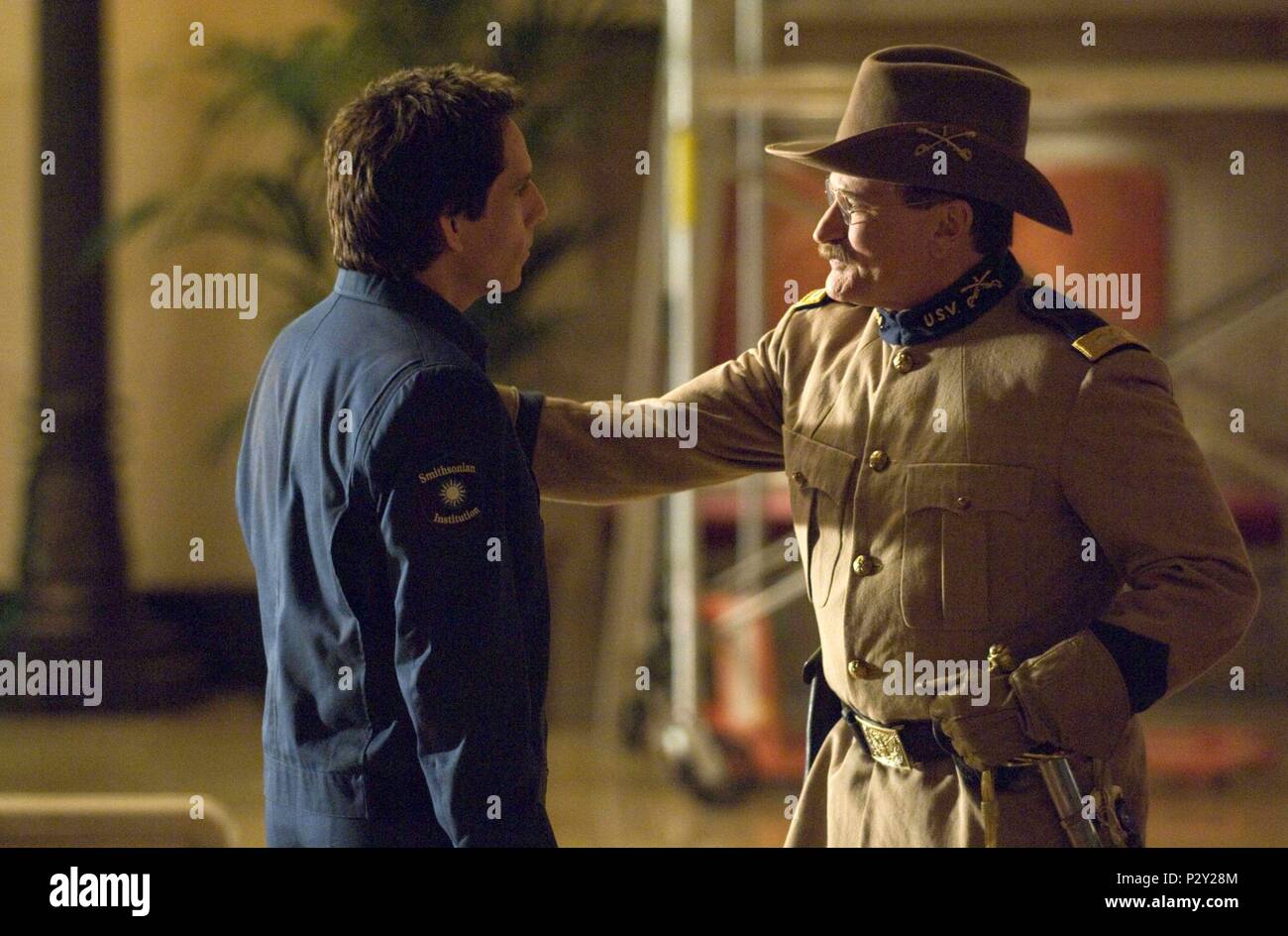 Description : DATE DE SORTIE : 22 mai 2009 . Titre du film : La Nuit au musée : la bataille du Smithsonian. STUDIO : Twentieth Century-Fox Film. Terrain : Larry Daley s'infiltre dans le Smithsonian Institute afin de sauver Jedediah et Octavius, qui ont été expédiés au musée par erreur. Photo : Ben Stiller comme Larry Daley et ROBIN WILLIAMS en Teddy Roosevelt.. Film Original Titre : LA NUIT AU MUSÉE : LA BATAILLE DU SMITHSONIAN. Titre en anglais : LA NUIT AU MUSÉE : LA BATAILLE DU SMITHSONIAN. Directeur de film : SHAWN LEVY. Année : 2009. Stars : ROBIN WILLIAMS, Ben Stiller. Credit : 20 Banque D'Images