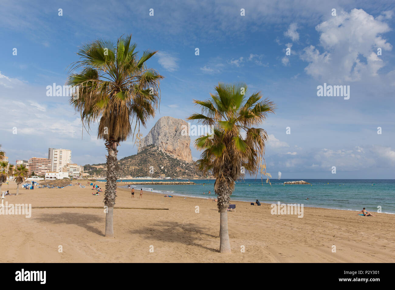 Calpe, Costa Blanca, Espagne avec plage, palmiers et de Penon de Ilfach monument rock Banque D'Images