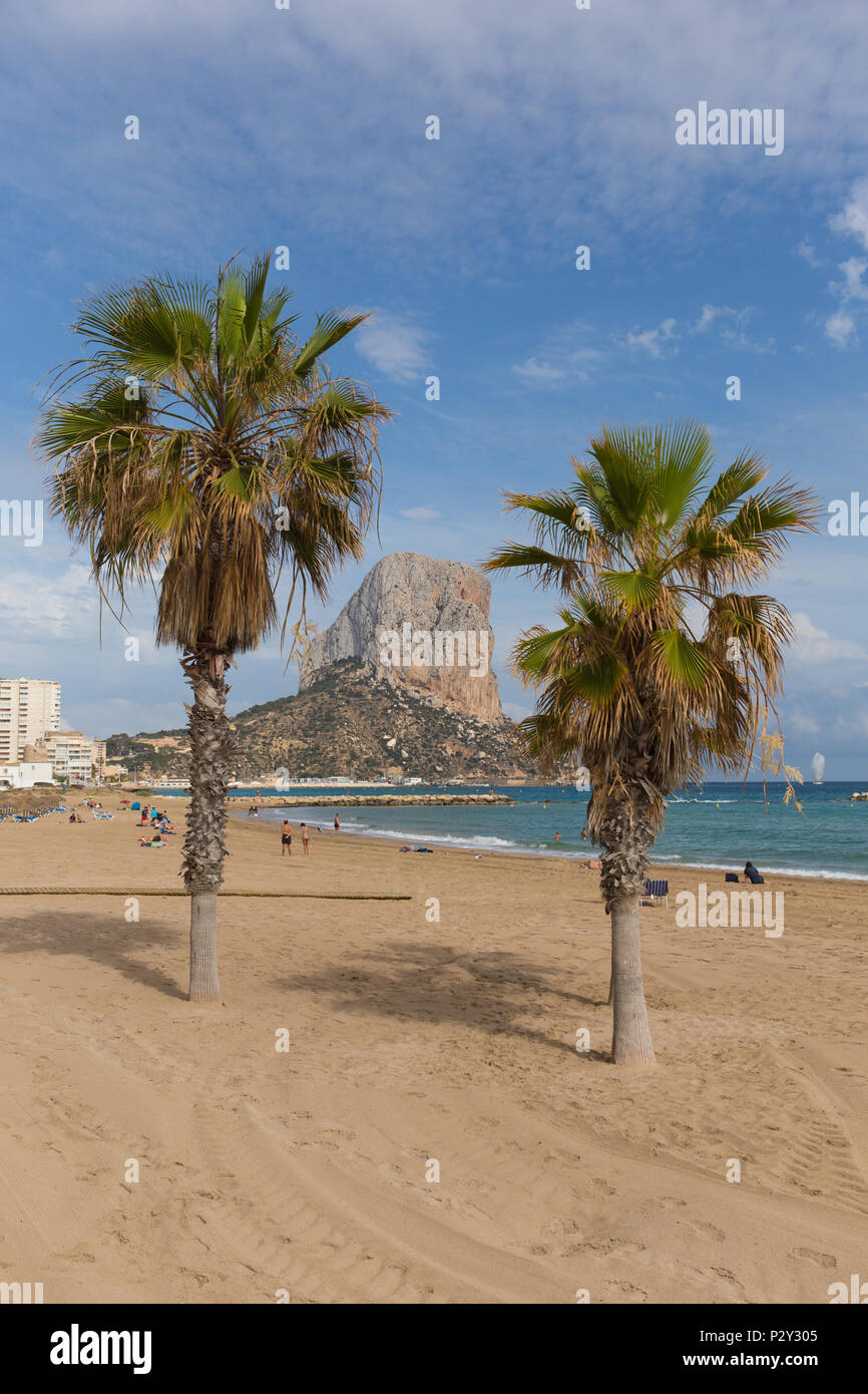 Calpe Costa Blanca Espagne avec plage, palmiers et de Penon de Ilfach monument rock Banque D'Images