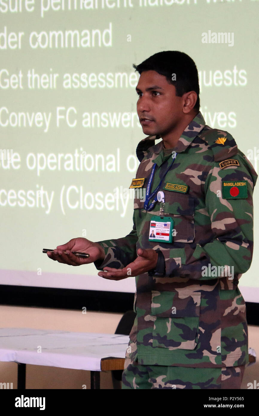 Le Major de l'armée du Bangladesh Sharfuddin Himel, le personnel des opérations de la Force, Quartier général de l'Organisation des Nations Unies pour la stabilisation en République démocratique du Congo, présente un exposé sur les procédures du personnel pendant les opérations de maintien de la paix de l'ONU le 8 août 2016 au Malawi en Collège des Forces armées Salima, Malawi pendant un exercice de poste de commandement dans le cadre de l'Accord du Sud 2016. SA16 est un dirigé par l'Afrique de l'armée américaine, exercice militaire annuel combiné qui regroupe le personnel militaire américain avec les nations partenaires africains pour améliorer l'état de préparation, de promouvoir l'interopérabilité, de construire renforcement Banque D'Images