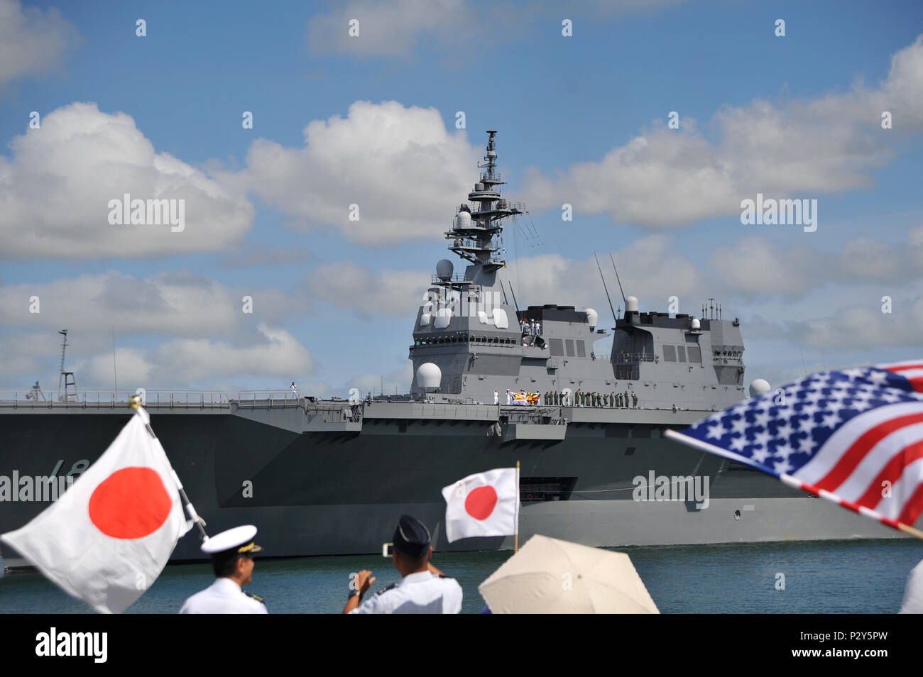 160808-N-IU636-192 PEARL HARBOR (Août 8, 2016) Le Japon d'autodéfense maritime navire hélicoptère destroyer JS Hyuga (DDH 181) part d'une base commune Pearl Harbor-Hickam après la conclusion de l'2016. Vingt-six nations, plus de 40 navires et sous-marins, plus de 200 avions et 25 000 personnes ont participé à l'EXERCICE RIMPAC du 30 juin au 4 août, dans et autour des îles Hawaï et la Californie du Sud. Le plus grand exercice maritime international RIMPAC, offre une formation unique qui aide les participants à favoriser et soutenir les relations de coopération qui Banque D'Images