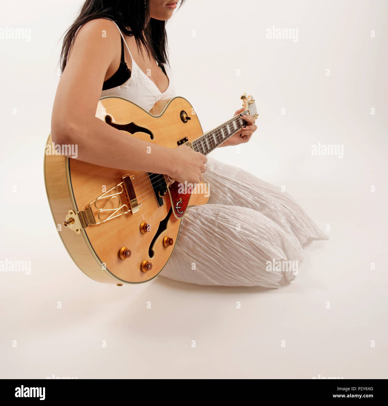 Jeune femme playiing une semi acoustic guitare électrique. Banque D'Images