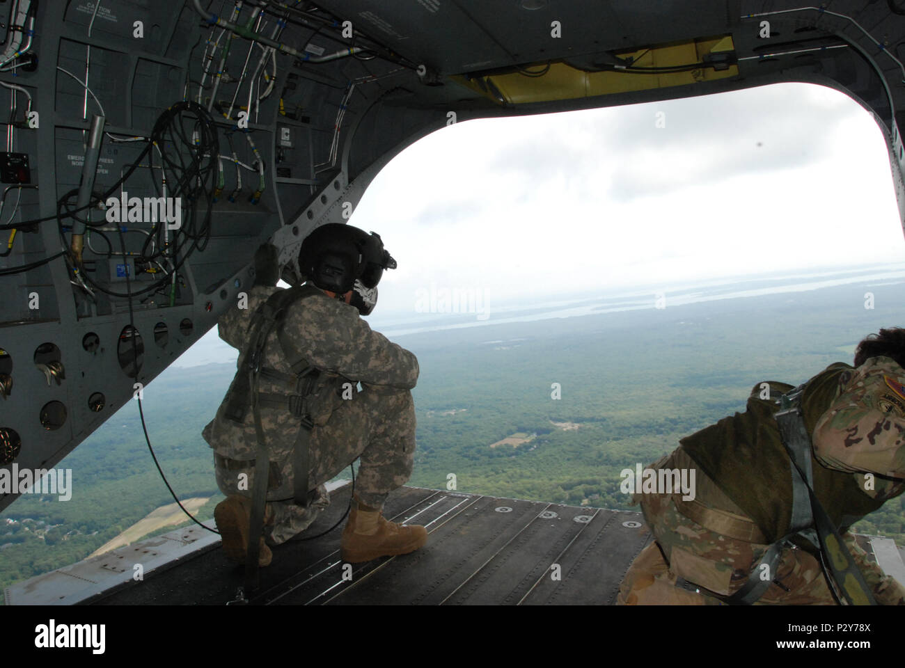 La Garde Nationale de New York le sergent chef d'équipe. 1re classe Stan Bagrowski ( à gauche) donne à partir d'un hélicoptère Chinook CH-47 F exploité par la Garde Nationale de New York's Co. B 3e bataillon du 126e au cours de l'Aviation 2016 Leapfest à l'université de Rhode Island, West Kingston, R.I., 6 août 2016. Est le plus grand, le Leapfest plus ancien international, de formation en parachutisme en ligne statique de la concurrence et de l'événement organisé par le 56e commandement de troupes, la Garde nationale de Rhode Island pour promouvoir la formation technique de haut niveau et l'esprit de corps au sein de la communauté aérienne internationale.L'Armée de New York Nat Banque D'Images