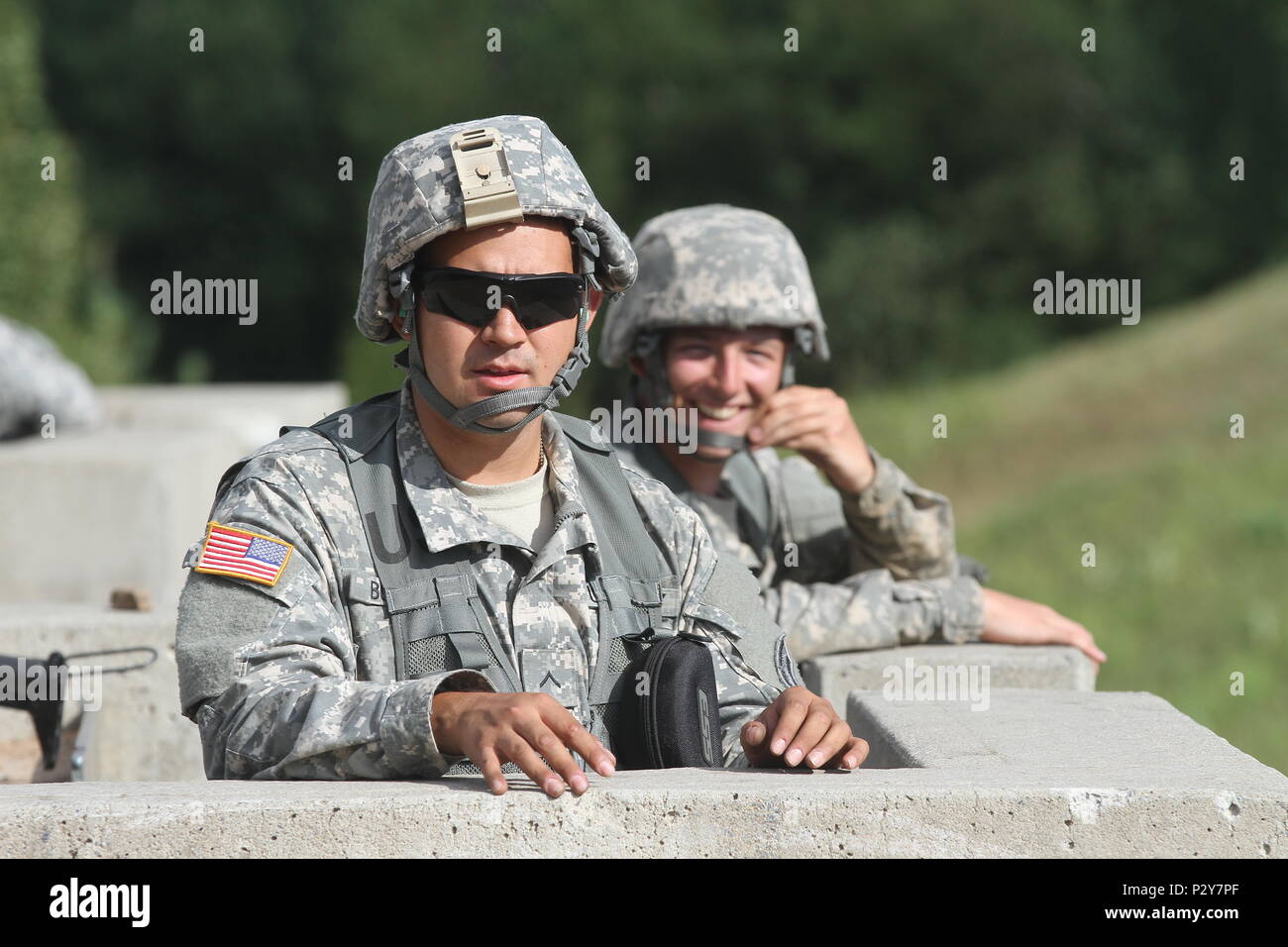 Les soldats de la 42e division d'infanterie de la Garde nationale de l'armée de New York mènent une formation de tir à portée de mitrailleuse M240B à Fort Drum pendant l'exercice du week-end d'août. La formation met l'accent sur la manipulation sécuritaire des armes à feu, le tir au tir, la précision du tir et la préparation tactique. Le personnel effectue une rotation à travers des positions de tir sous supervision, en coordination avec les officiers de portée pour maintenir la sécurité et la compétence opérationnelle. Les exercices améliorent la cohésion de l'unité, le travail d'équipe et l'efficacité globale du combat. Banque D'Images