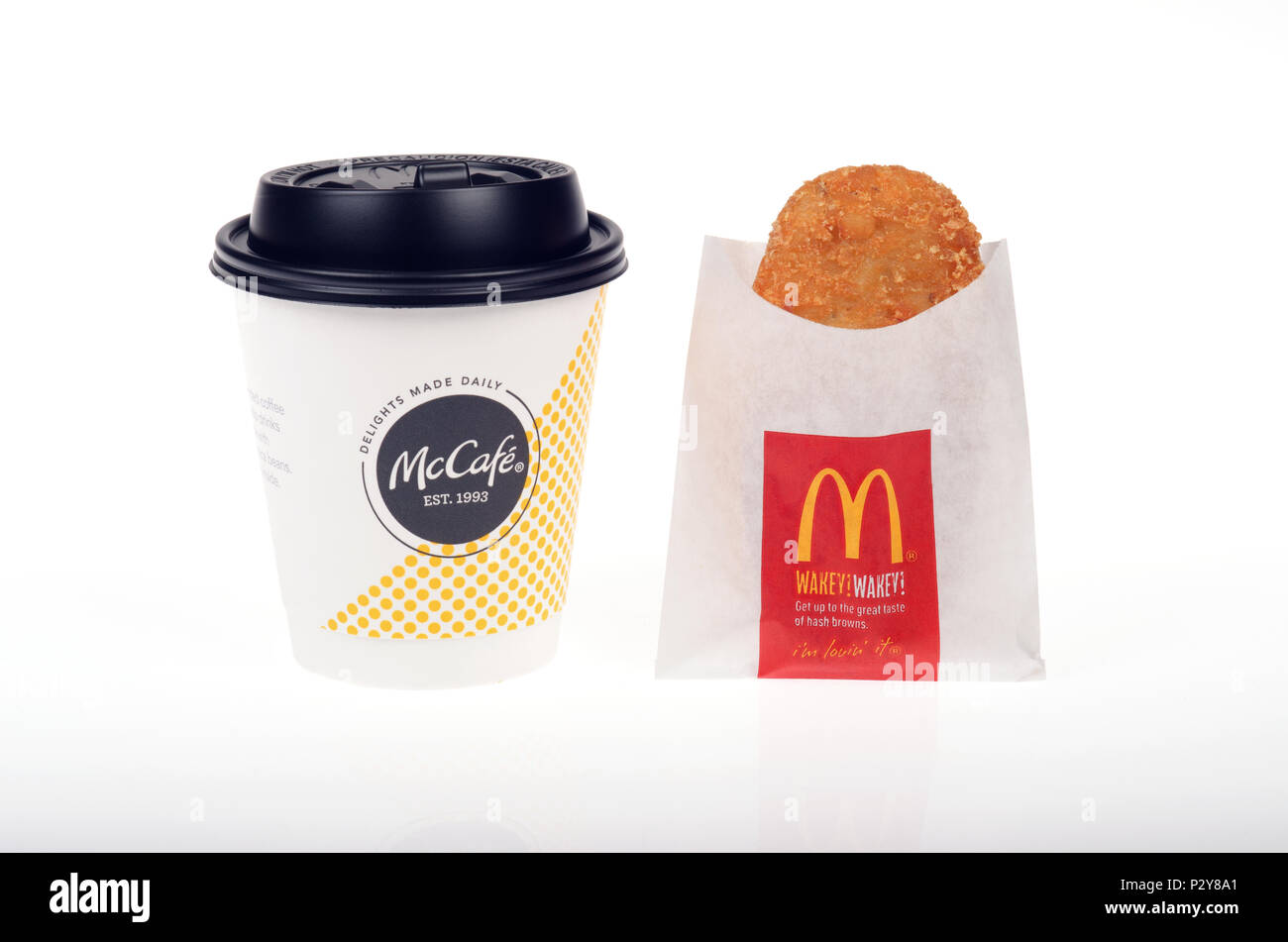 McDonald's tasse à café et paillasson de pomme de terre de l'enrubanneuse patty isolated on white backgroundBreakfast Banque D'Images McDonald's tasse à café et paillasson de pomme de terre de l'enrubanneuse patty isolated on white backgroundBreakfast Banque D'Images