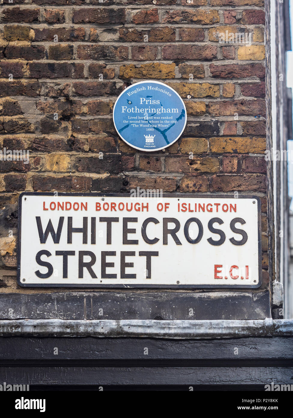 Whitecross Street sign avec une plaque bleue hédonistes à Priss Fotheringham. Whitecross Street est connue pour son marché de l'alimentation quotidienne. Banque D'Images