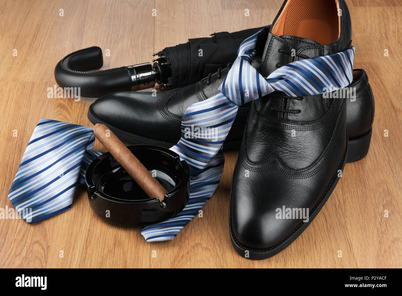 Cravate, chaussures et accessoires pour hommes. Men's classic fashion. Avec  des chaussures Photo Stock - Alamy
