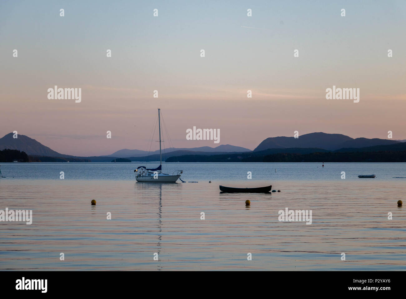 Au coucher du soleil du lac Magog. Bateaux sur le lac Magog. Banque D'Images