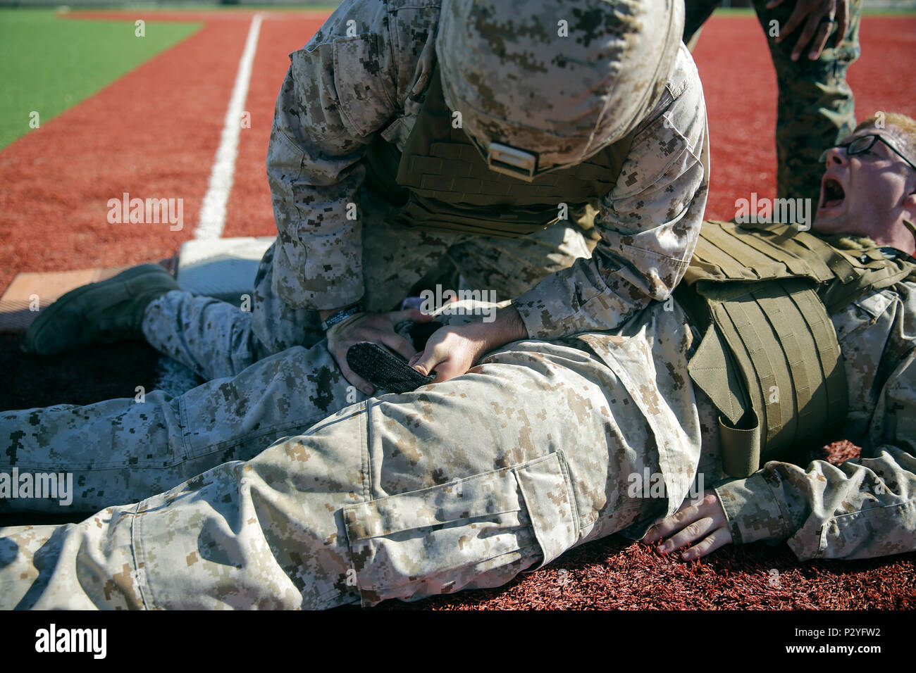 Le Corps des Marines des États-Unis. Matthieu peu un électricien de marine à usage spécial crise Response-Africa Groupe de travail air-sol, applique un garrot sur une victime simulée au cours d'un combat gareautrain cours à la base aéronavale de Sigonella, en Italie, le 4 août 2016. Durant les quatre jours de cours, les Marines ont appris à reconnaître les blessures, effectuer les procédures appropriées et contrôler le patient à prolonger la survie jusqu'à l'arrivée. Les Marines américains et les marins affectés à des fins spéciales Groupe Force-Crisis Response-Africa Marine Les opérations d'aide au commandement, éventualités et la sécurité de l'exploitation Banque D'Images