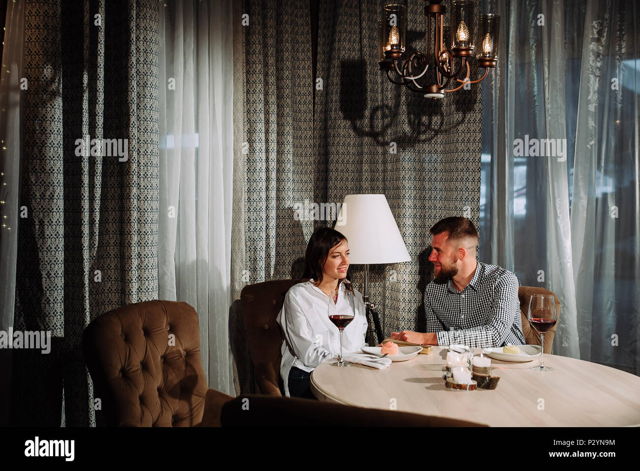 Heureux couple en train de dîner au restaurant Banque D'Images