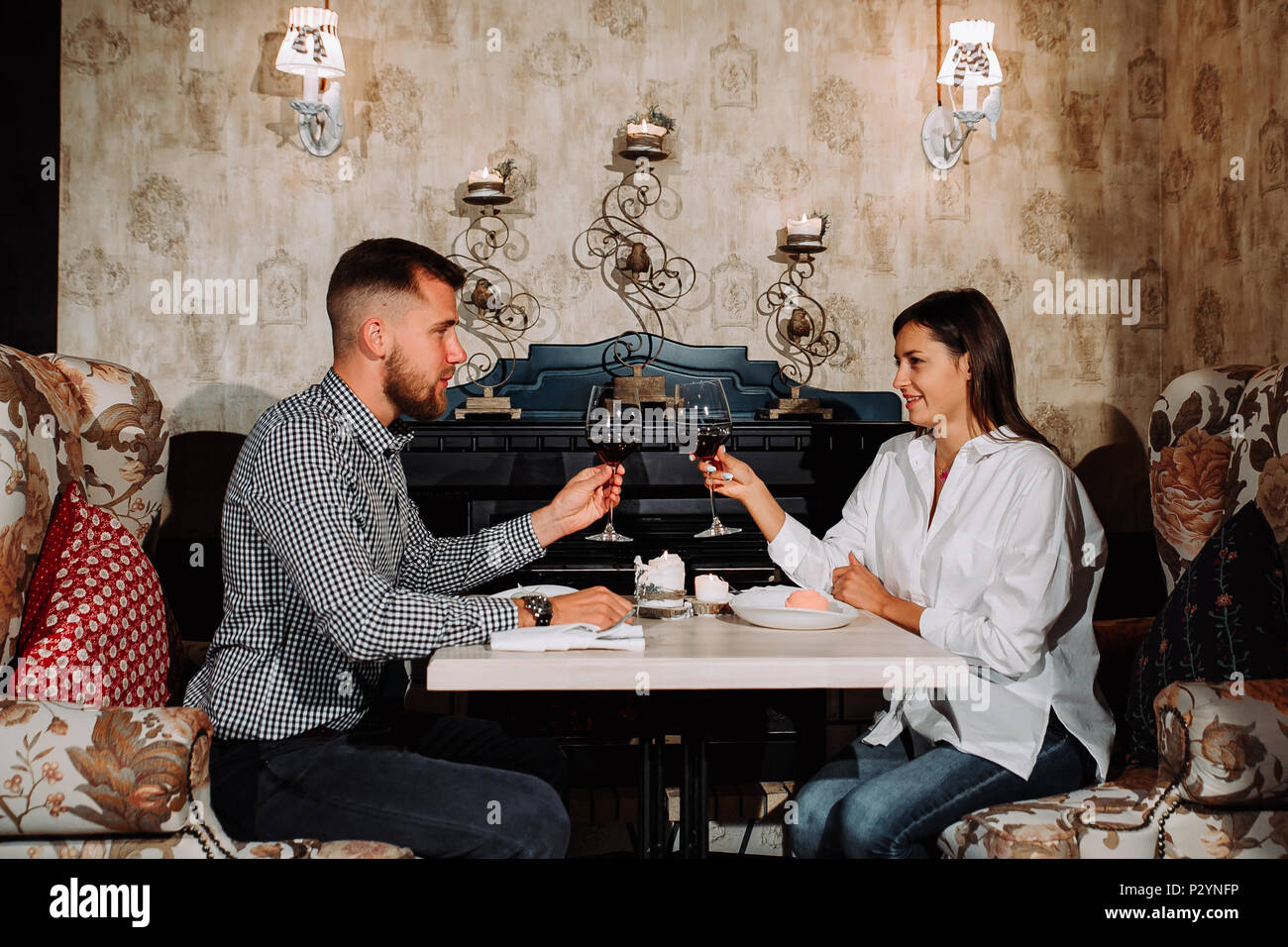 Relation romantique - concept avec deux verres de vin et de rencontres toasting in restaurant Banque D'Images