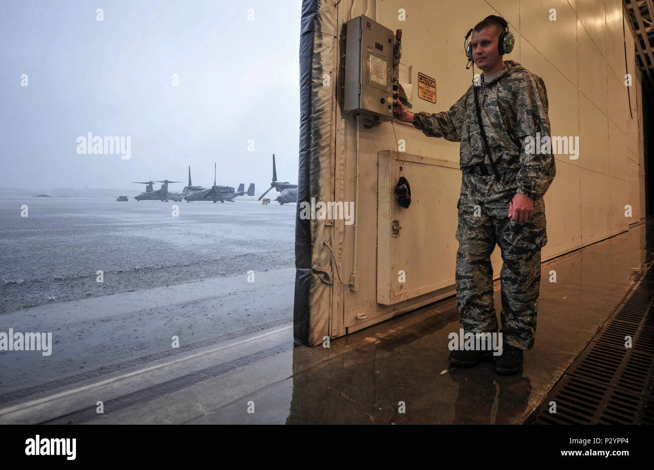 Le s.. Jonathan Knutson, chef d'équipe avec la 801st Escadron de maintenance des aéronefs d'opérations spéciales, ferme la liberté Hangar à Hurlburt Field, en Floride, le 11 août, 2016. Les chefs d'équipage avec la 801st SOAMXS S'assurer que les avions sont prêts à voler à tout moment de fournir des forces prêtes au combat à tout moment et en tout lieu (U.S. Air Force photo par un membre de la 1re classe Joseph Pick) Banque D'Images