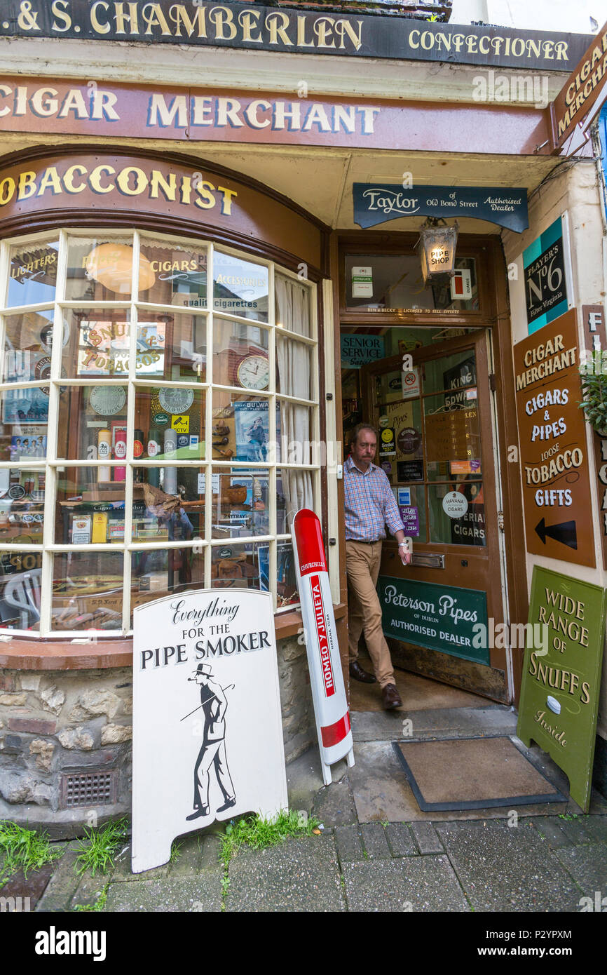 L'homme de quitter le C&S : Chamberlen buralistes et marchands de cigares à la George Street à la vieille ville de Hastings, East Sussex, Angleterre , Royaume-Uni Banque D'Images