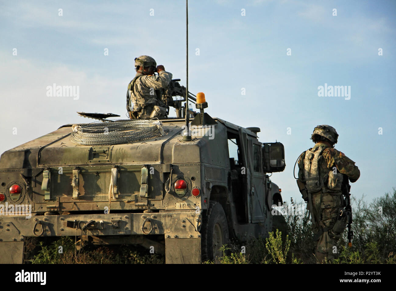 Les soldats du 636e 836ème Brigade, ingénieur Support Battion Co. (sapeurs), et 136e Co. de la Police militaire de la base de participer à la formation de la défense lors de la 136e Brigade d'amélioration de Manœuvre de Combat Exportable exercice de capacité de formation à Ft. Hood au Texas, du 9 au 14 août. Cet exercice se concentre sur le renforcement et l'augmentation de la maîtrise des compétences de soldat fondamentaux, tels que le tournage, déménagement, et communiquer. (U.S. Photo de l'armée par le sergent. Jennifer D. Atkinson et libéré) Banque D'Images