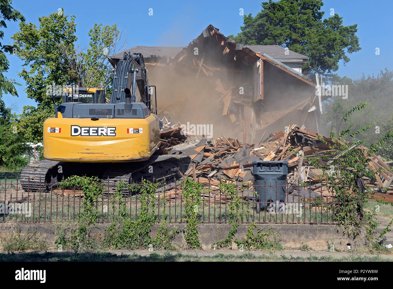 Un ingénieur de la Garde nationale du Texas fonctionne d'une excavatrice pour démolir une maison à qui était connu pour être utilisé par des utilisateurs de drogue et les concessionnaires, le 3 août 2016, à Dallas, Texas, dans le cadre de la conjointe du Groupe Texas antidrogue opération de répression. L'opération, unique à la Garde nationale du Texas (Andean Counterdrug programme, les partenaires le groupe avec une ville du Texas de démolition d'ouvrages reliés à l'utilisation ou la distribution de médicaments. Cette répression est la mission du groupe de la cinquième fois à Dallas et sa répression la plus longue mission depuis l'opération du programme en 1993. (U.S. Photo de la Garde nationale aérienne 1er Lt. Banque D'Images