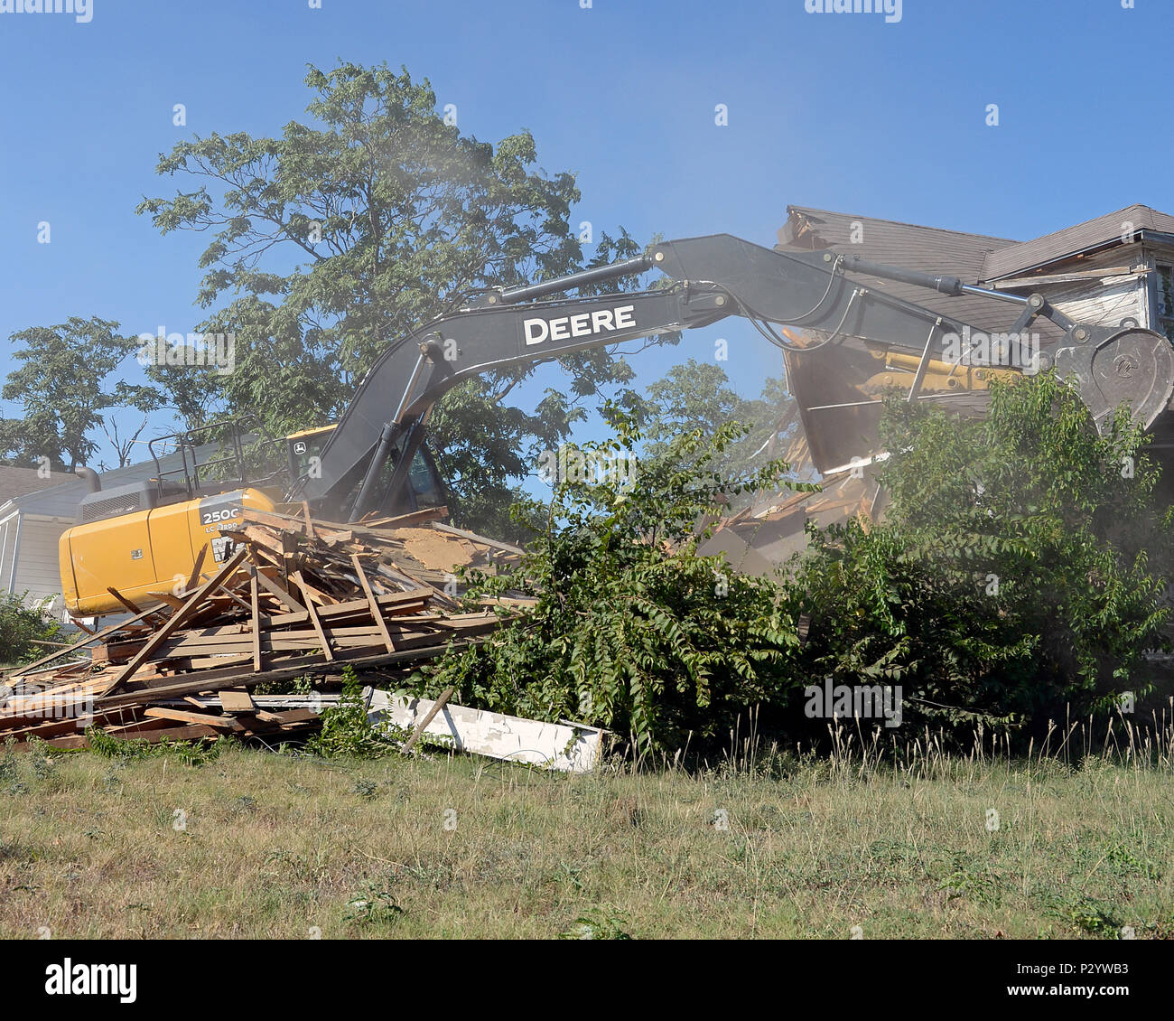 Un ingénieur de la Garde nationale du Texas fonctionne d'une excavatrice pour démolir une maison à qui était connu pour être utilisé par des utilisateurs de drogue et les concessionnaires, le 3 août 2016, à Dallas, Texas, dans le cadre de la conjointe du Groupe Texas antidrogue opération de répression. L'opération, unique à la Garde nationale du Texas (Andean Counterdrug programme, les partenaires le groupe avec une ville du Texas de démolition d'ouvrages reliés à l'utilisation ou la distribution de médicaments. Cette répression est la mission du groupe de la cinquième fois à Dallas et sa répression la plus longue mission depuis l'opération du programme en 1993. (U.S. Photo de la Garde nationale aérienne 1er Lt. Banque D'Images