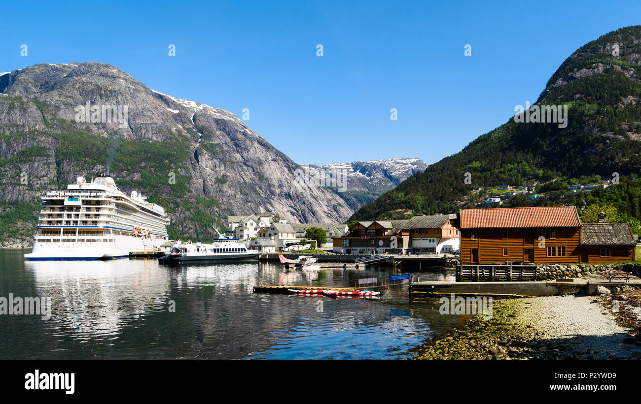 Eidfjord, Norvège - Mai 21, 2018 : Documentaire de voyage de la vie quotidienne et le lieu. Navire de croisière de luxe et le petit soleil Viking Teisten ferry amarré dans Banque D'Images