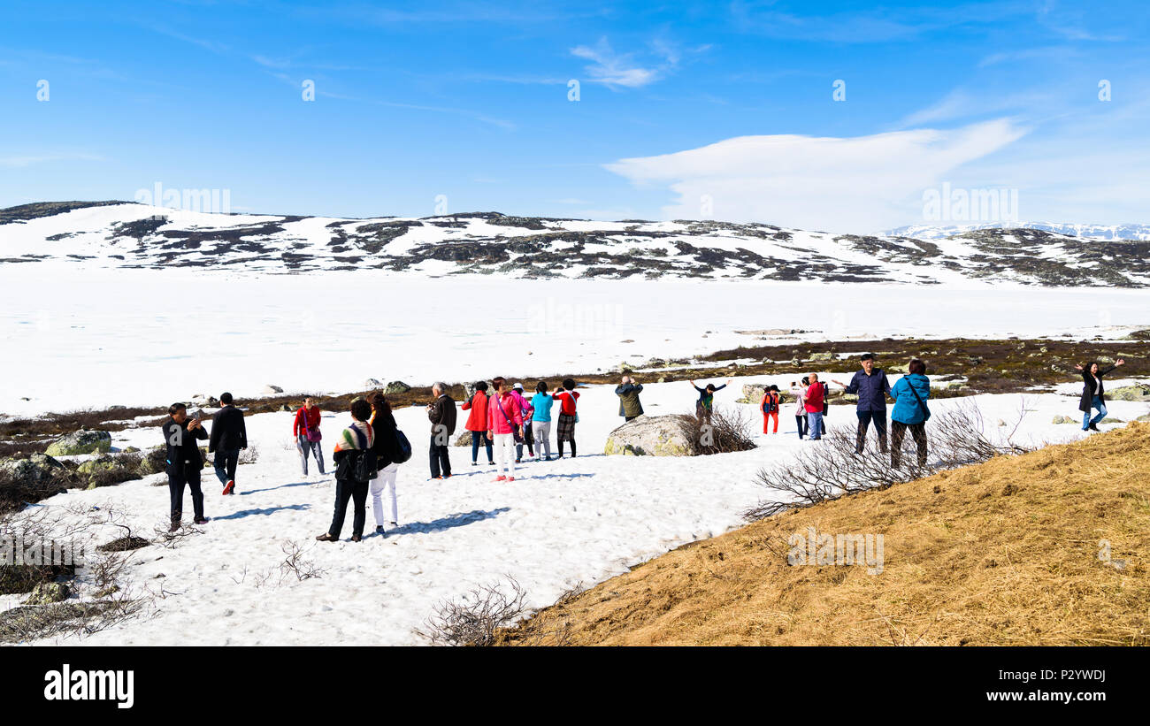 La Norvège, Haugastol - Mai 21, 2018 : Documentaire de voyage de la vie quotidienne et le lieu. Les touristes asiatiques profitant de l'air de montagne et de neige sur leur voyage. Banque D'Images