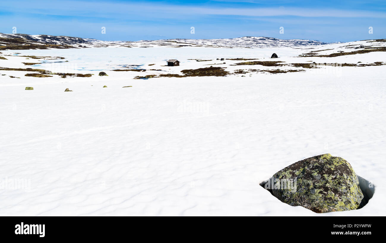 Chalet de montagne à distance d'un lac gelé. Dans Batstjone lac emplacement Buskerud, Norvège. Banque D'Images