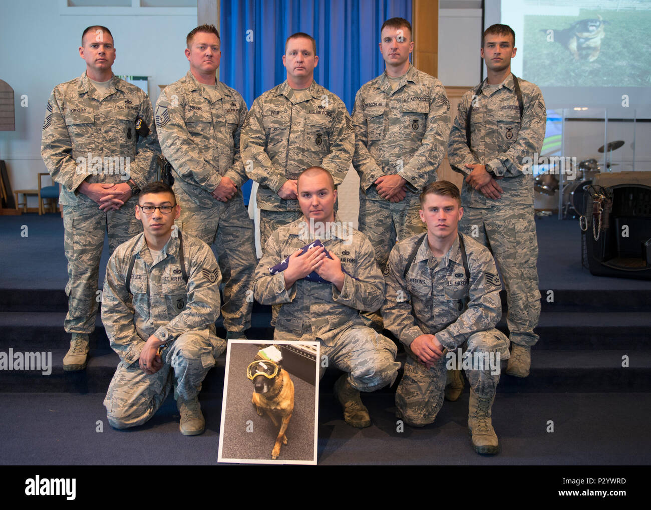 366e Escadron des Forces de sécurité les conducteurs de chien de travail posent pour une photo après un mémorial ceremoy Vvass pour chien de travail militaire le 11 août 2016, en liberté sur Chapelle Mountain Home Air Force Base, Texas. Vvass déployé deux fois comme un Gunfighter servant dans divers endroits du monde. (U.S. Air Force photo par un membre de la 1re classe Chester Mientkiewicz/libérés) Banque D'Images