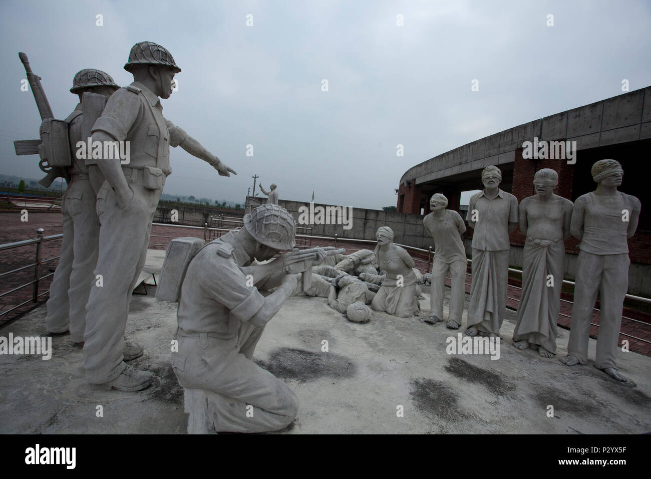 Tournage barbare et brutale de l'assassinat de personnes non armées par les forces pakistanaises au cours de la guerre de libération de 1971. Cette statue a récemment construit dans le Co Mujibnagar Banque D'Images