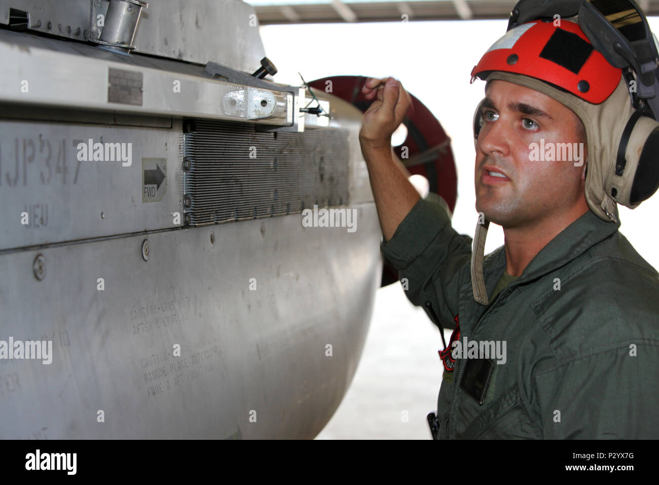 Le Sgt. Nathaniel Schrupp a été choisi comme le survol maritime Vendredi au Marine Corps Air Station Cherry Point, N.C., 12 août 2016. Schrupp prend les connaissances et l'expérience qu'il a acquise dans le corps et en tournant la page dans un nouveau chapitre de sa vie. Même avec sa Marine Corps à sa fin de carrière, sa motivation est encore important et il s'efforce toujours d'inspirer ceux qui sont autour de lui tous les jours. Schrupp est un représentant de l'assurance de la qualité des munitions avec l'Escadron de Guerre électronique tactique maritime 2. (U.S. Marine Corps photo par le Cpl. J.R. Jimenez/libérés) Banque D'Images