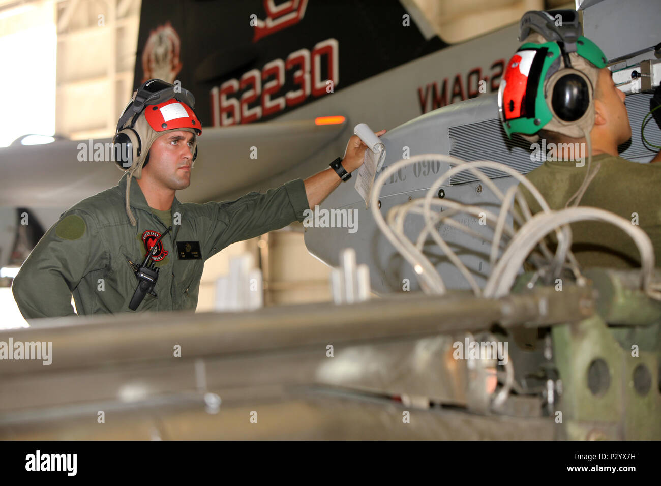 Le Sgt. Nathaniel Schrupp a été choisi comme le survol maritime Vendredi au Marine Corps Air Station Cherry Point, N.C., 12 août 2016. Schrupp prend les connaissances et l'expérience qu'il a acquise dans le corps et en tournant la page dans un nouveau chapitre de sa vie. Même avec sa Marine Corps à sa fin de carrière, sa motivation est encore important et il s'efforce toujours d'inspirer ceux qui sont autour de lui tous les jours. Schrupp est un représentant de l'assurance de la qualité des munitions avec l'Escadron de Guerre électronique tactique maritime 2. (U.S. Marine Corps photo par le Cpl. J.R. Jimenez/libérés) Banque D'Images