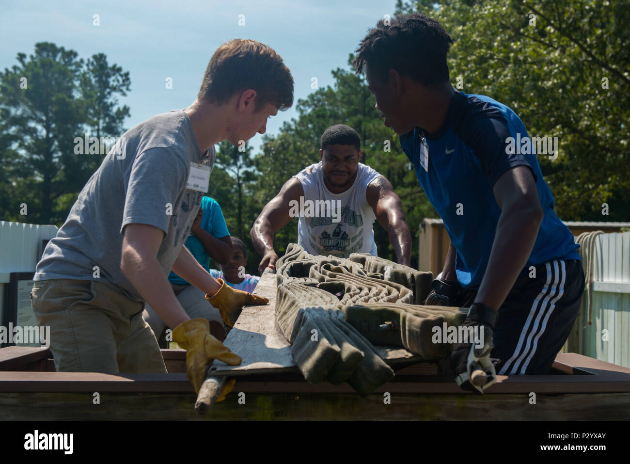 John Cumbie et Cam'ryn Rascoe, Alliance de leadership pour les jeunes de la Fondation de la Chambre de la péninsule de Virginie, étudiants et Jonathan Sims, adjointe de programme, les travaux pour achever un défi sur la réponse au cours de leadership Fort Eustis, en Virginie, le 1 août 2016. Les étudiants ont visité Fort Eustis d'apprendre l'aptitude à constituer des équipes de la direction de cours et d'entendre la réponse d'expériences de leadership des cadres supérieurs de l'armée américaine. (U.S. Photo de l'Armée de l'air par le sergent. J.D. Strong II) Banque D'Images