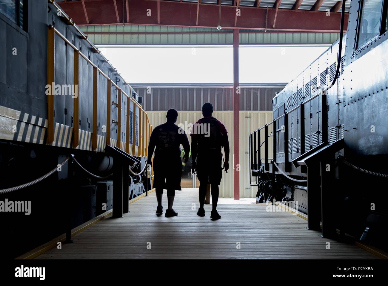 Jemal Harris, le leadership chez les jeunes de l'Alliance de la péninsule de Virginie Chamber Foundation, gestionnaire de programme et Jonathan Sims, adjointe de programme, visite du Musée des Transports de l'Armée américaine à Fort Eustis en Virginie, le 1 août 2016. Le groupe a appris à propos de l'histoire des transports de l'armée américaine après avoir terminé le cours d'intervention de leadership. (U.S. Photo de l'Armée de l'air par le sergent. J.D. Strong II) Banque D'Images