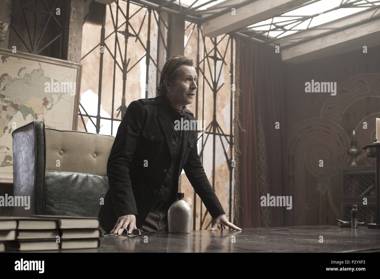 Titre original : LE LIVRE D'ELI. Titre en anglais : LE LIVRE D'ELI. Directeur de film : ALBERT HUGHES, ALLEN HUGHES. Année : 2010. Stars : Gary Oldman. Credit : ALCON ENTERTAIMENT / Album Banque D'Images