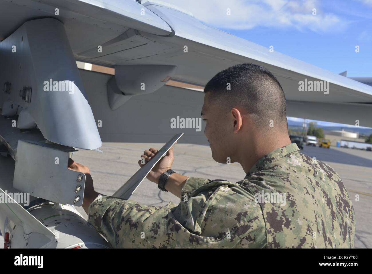 Matelot de la Marine américaine Hiapo McCandless, un ordnanceman aviation affectés à l'Escadron d'attaque électronique 135, Naval Air Station Whidbey Island, Washington, travaille sur un missile AGM-88E 10 août 2016, au cours de l'exercice Red Flag Alaska 16-3, à Eielson Air Force Base, en Alaska. L'AGM-88E est un système avancé de missile anti-radiation ; son utilisation principale est de cibler les défenses anti-aériennes. (U.S. Air Force photo par Airman Isaac Johnson) Banque D'Images