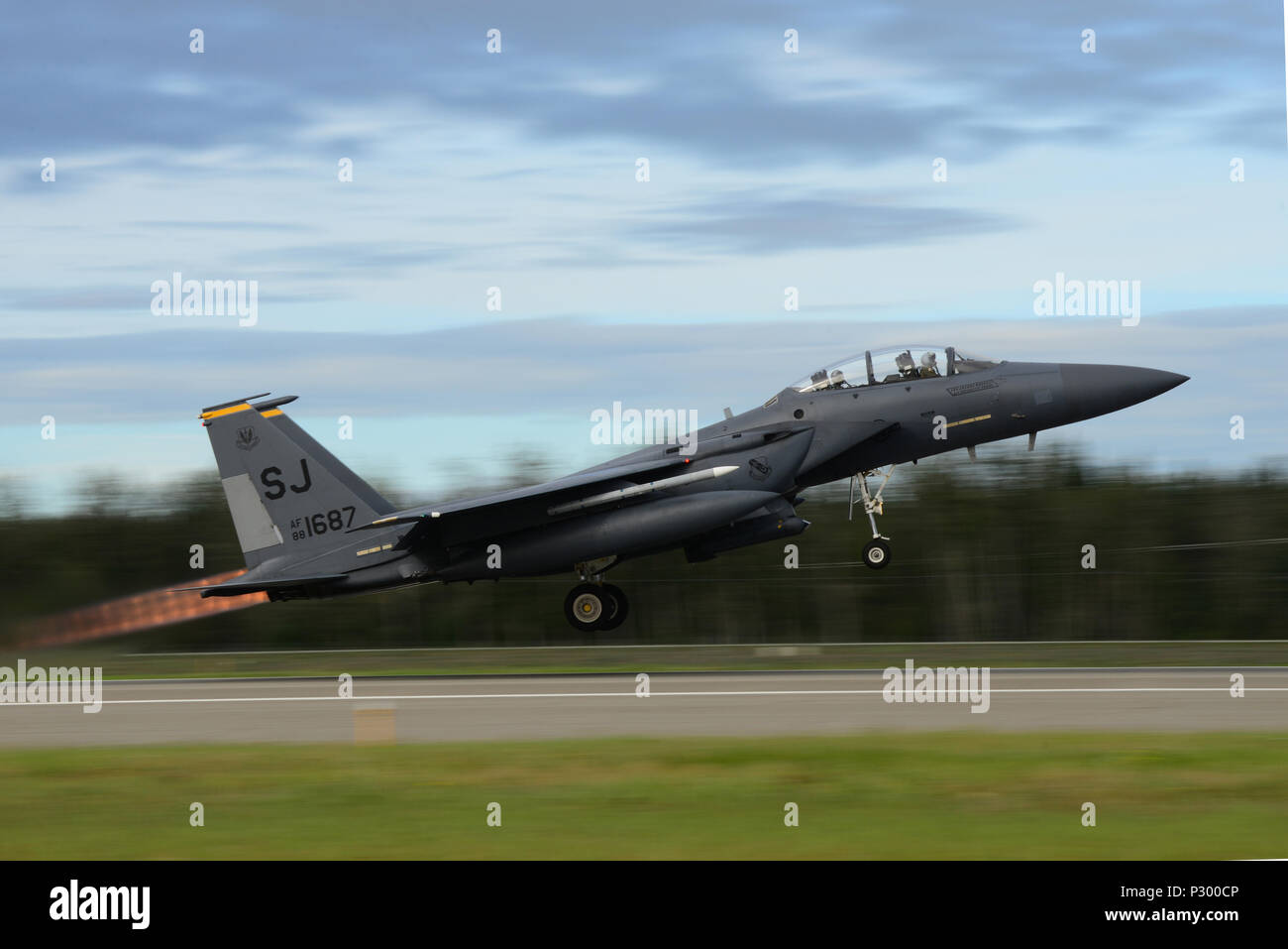 Un U.S. Air Force F-15E Strike Eagle avion de combat double affecté à la 336e Escadron de chasse hors de Seymour Johnson Air Force Base, N.C., décolle de l'Eielson Air Force Base, Alaska, ligne de vol le 8 août 2016, au cours de l'exercice Red Flag Alaska 16-3. Cet exercice fournit des occasions uniques d'intégrer diverses forces en coalition, et multilatéraux de formation des bases d'opérations avancées. (U.S. Air Force photo par un membre de la 1re classe Cassandra Whitman) Banque D'Images