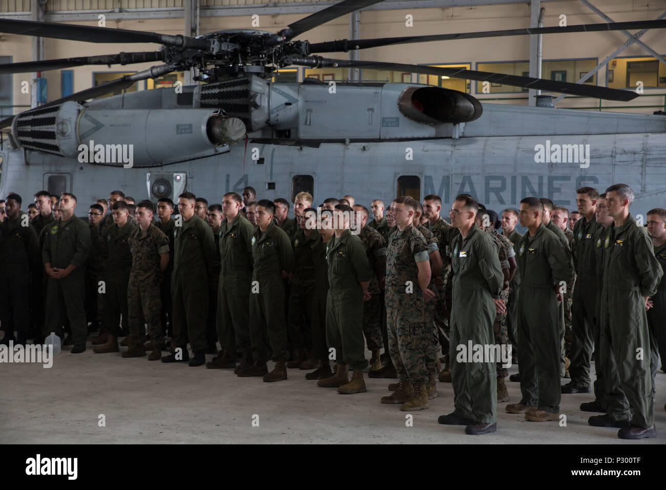 MARINE CORPS BASE HAWAII - Service députés prennent formation en tant que lieutenant-colonel Eric Purcell, le commandant de l'Escadron d'hélicoptères lourds Marine 463, et un New Milford, Connecticut), native, prend la parole lors d'une cérémonie tenue par Marine Aircraft Group 24, le 12 août 2016, au Hangar 102 à bord du Marine Corps Air Station La Baie de Kaneohe. Des représentants de la Grande Course Aloha visité la base afin de faire un don de 10 000 $ qui ont été répartis entre les deux organismes de bienfaisance, le Fonds et la Fi Semper ailier Foundation. La grande course Aloha, ce qui soulève d'environ 400 000 dollars par an, soutient les organismes de bienfaisance locaux Banque D'Images