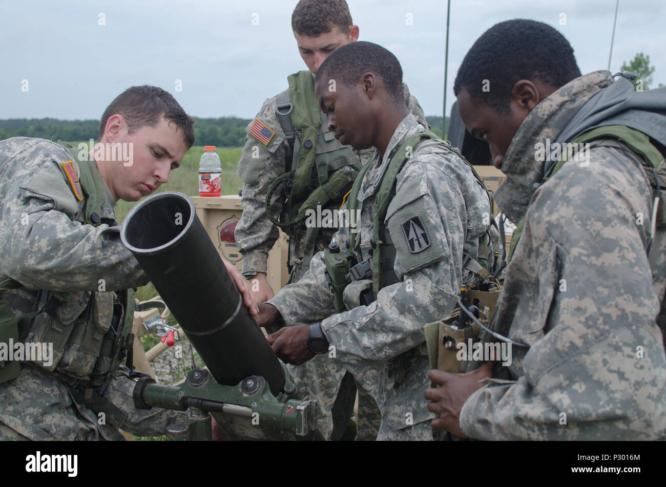 CAMP ATTERBURY, Ind. - (G à D) de la CPS. Carney, Pvt. Conway, SPC. Lowe, et Pvt. Parker-Clark attribué à Indiana, 2e Bataillon, 151e Régiment d'infanterie de la Garde nationale (Indiana) inspecter leur mortier de 120 mm pour une dernière fois avant d'effectuer un exercice de tir réel dans le cadre de leur formation annuelle de trois semaines. (Photo par LE SGT Raymond Maldonado, 206e Détachement des opérations de diffusion) Banque D'Images
