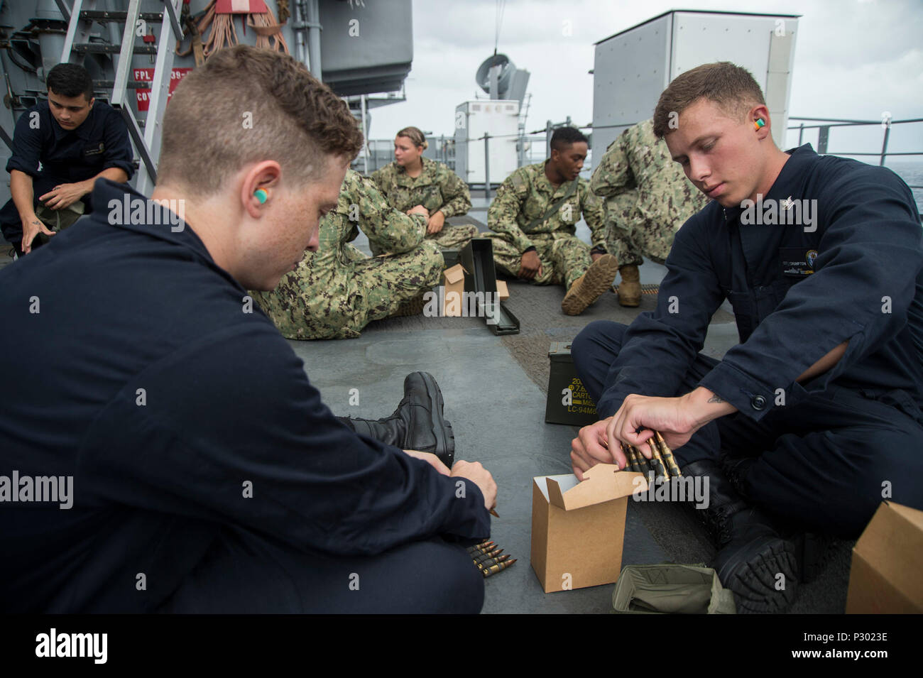 160813-N-BB269-010 est de la mer de Chine (août 13, 2016) marins ouvrir et séparer des caisses de munitions au cours d'une M240 a servi d'équipage à bord de la qualification d'armes de classe Whidbey Island landing ship dock amphibie USS Germantown (LSD 42). Germantown, groupe expéditionnaire attaché à 7, est en cours dans le domaine de la 7ème Flotte américaine en faveur de la sécurité et de la stabilité dans l'Indo-Asia-Pacifique. (U.S. Photo par marine Spécialiste de la communication de masse 2e classe Raymond D. Diaz III/libérés) Banque D'Images