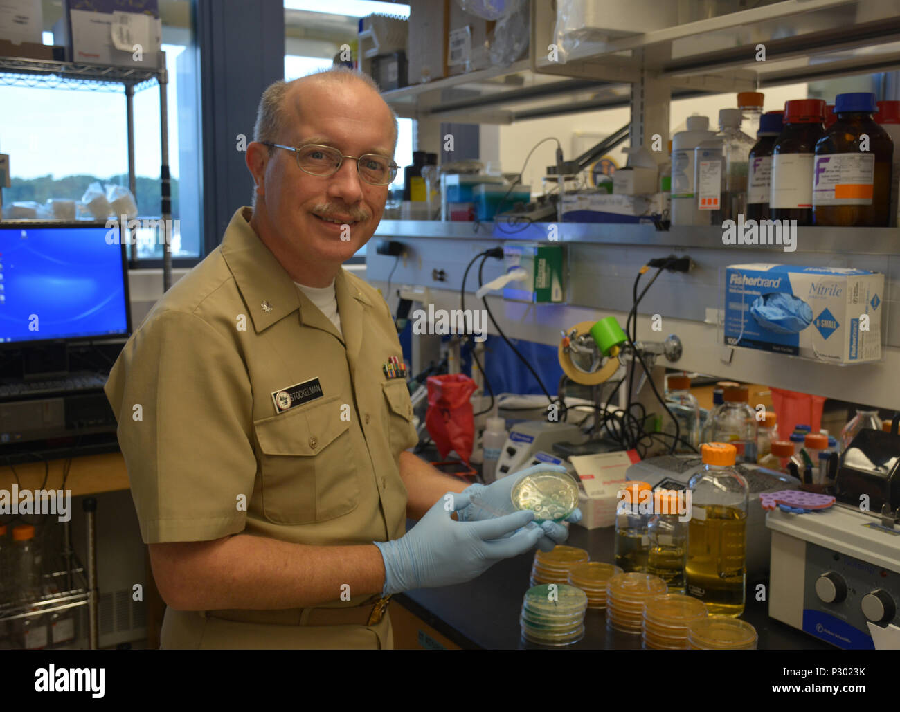 SILVER SPRING, Maryland (Août 9, 2016). Michael Stockelman, directeur adjoint de la Direction générale des maladies infectieuses au Naval Medical Research Centre, affiche des boîtes de pétri contenant des agents pathogènes utilisés dans la recherche du phage. Le Naval Medical Research Centre, en collaboration avec le Walter Reed Army Institute of Research, combattre efficacement une infection résistante aux antibiotiques dans un modèle de laboratoire par thérapie bactériophagique, qui utilise des virus trouvés dans l'environnement, qui sont connus pour leur activité contre les bactéries. (Photo par NMRC Affaires publiques) Banque D'Images
