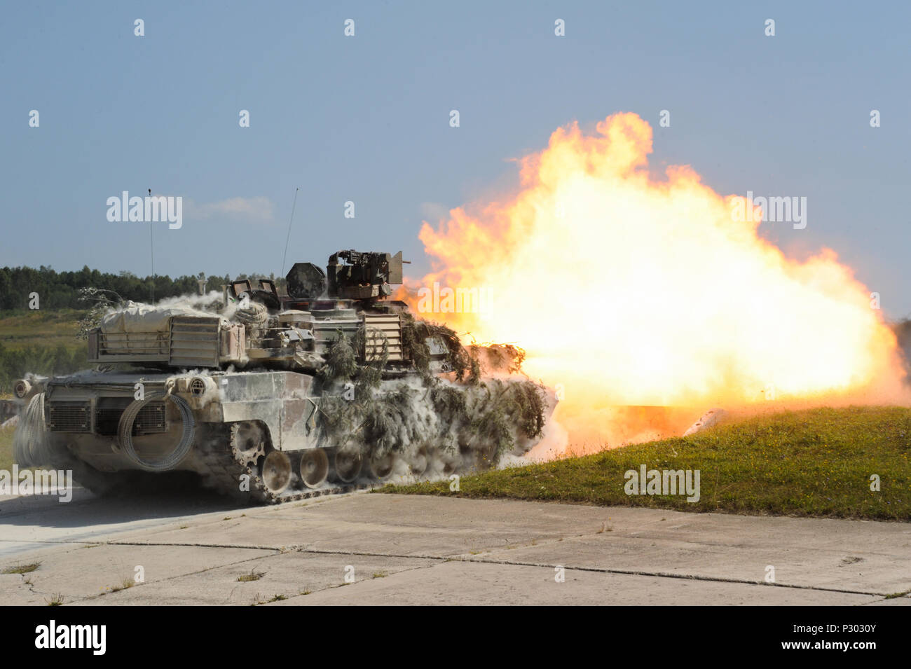 Les soldats du 2e Bataillon, 7e Régiment d'infanterie, 1st Armored Brigade Combat Team, 3ème Division d'infanterie, le feu d'un M1A2 Abrams SEPv2 char de combat principal au cours de l'exercice Combined Résoudre VII à la 7ème commande d'entraînement de l'armée à Grafenwoehr, Allemagne, le 18 août 2016. Résoudre un combiné est dirigée par les États-Unis un exercice conçu pour préparer les forces américaines et européennes pour les opérations multinationales. Résoudre combiné VII comprend plus de 3 500 participants de 16 pays partenaires de l'OTAN et de l'Europe. (U.S. Photo de l'armée de l'information visuelle par Markus Rauchenberger spécialiste) Banque D'Images