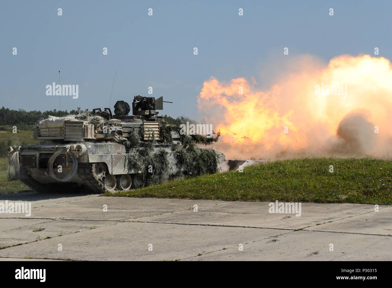 Les soldats du 2e Bataillon, 7e Régiment d'infanterie, 1st Armored Brigade Combat Team, 3ème Division d'infanterie, le feu d'un M1A2 Abrams SEPv2 char de combat principal au cours de l'exercice Combined Résoudre VII à la 7ème commande d'entraînement de l'armée à Grafenwoehr, Allemagne, le 18 août 2016. Résoudre un combiné est dirigée par les États-Unis un exercice conçu pour préparer les forces américaines et européennes pour les opérations multinationales. Résoudre combiné VII comprend plus de 3 500 participants de 16 pays partenaires de l'OTAN et de l'Europe. (U.S. Photo de l'armée de l'information visuelle par Markus Rauchenberger spécialiste) Banque D'Images